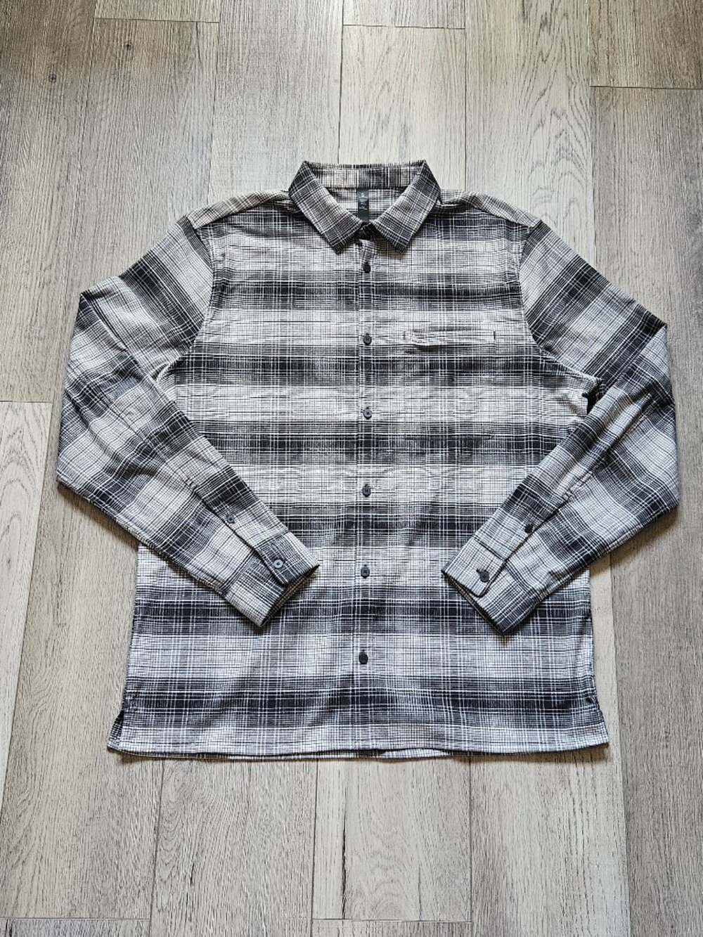 Lululemon Mens Size XL Plaid Button Down Long Sleeve Technical Shirt Black White